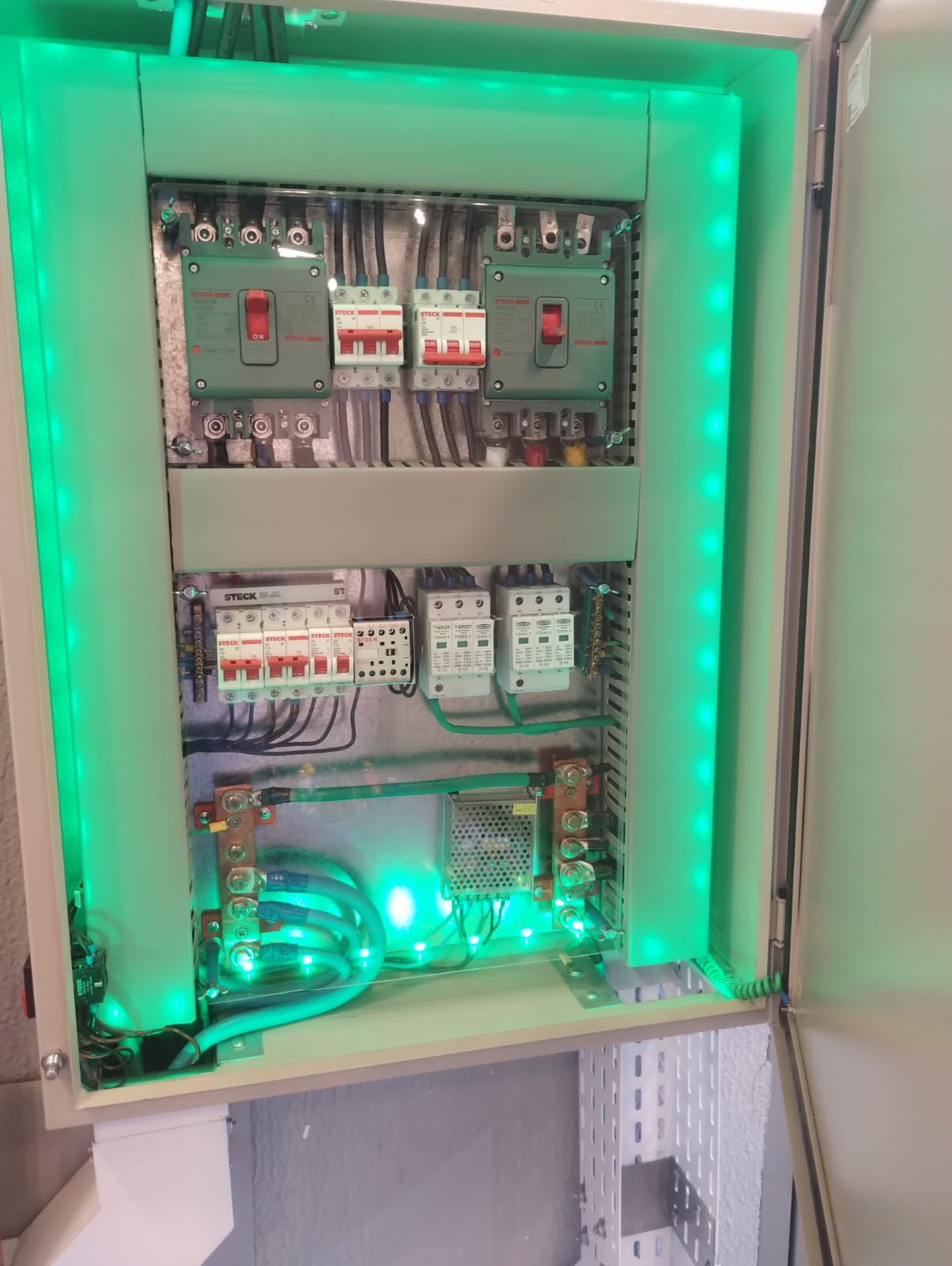 Quadro elétrico organizado com disjuntores e proteção elétrica instalado por eletricista em São Paulo